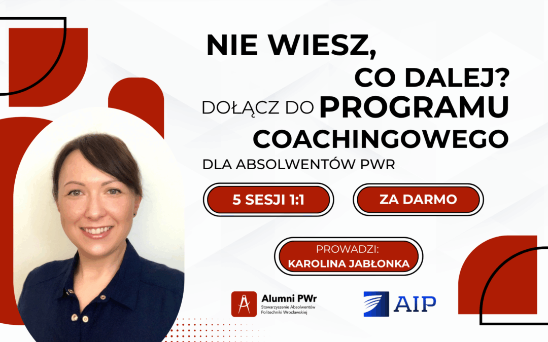 Grafika promocyjna programu coachingowego. Po lewej stronie zdjęcie uśmiechniętej kobiety, Karoliny Jabłonki, z krótkimi, ciemnymi włosami, w ciemnej marynarce, na tle abstrakcyjnych, czerwonorudych kształtów i białej, geometrycznej tekstury. Po prawej, na białym tle, tekst: "NIE WIESZ, CO DALEJ? DOŁĄCZ DO PROGRAMU COACHINGOWEGO DLA ABSOLWENTÓW PwR". Pod nim dwa czerwone owale z białą obwódką i tekstem: "5 SESJI 1:1" (po lewej) oraz "ZA DARMO" (po prawej). Jeszcze niżej, w czerwonym prostokącie z białą obwódką, tekst: "PROWADZI: KAROLINA JABŁONKA". Na samym dole, mniejsze logotypy: po lewej, logotyp Alumni PwR (stowarzyszenie absolwentów PwR) z cyrklem, po prawej logotyp AIP (Akademickie Inkubatory Przedsiębiorczości). Tło całości ma białą teksturę.